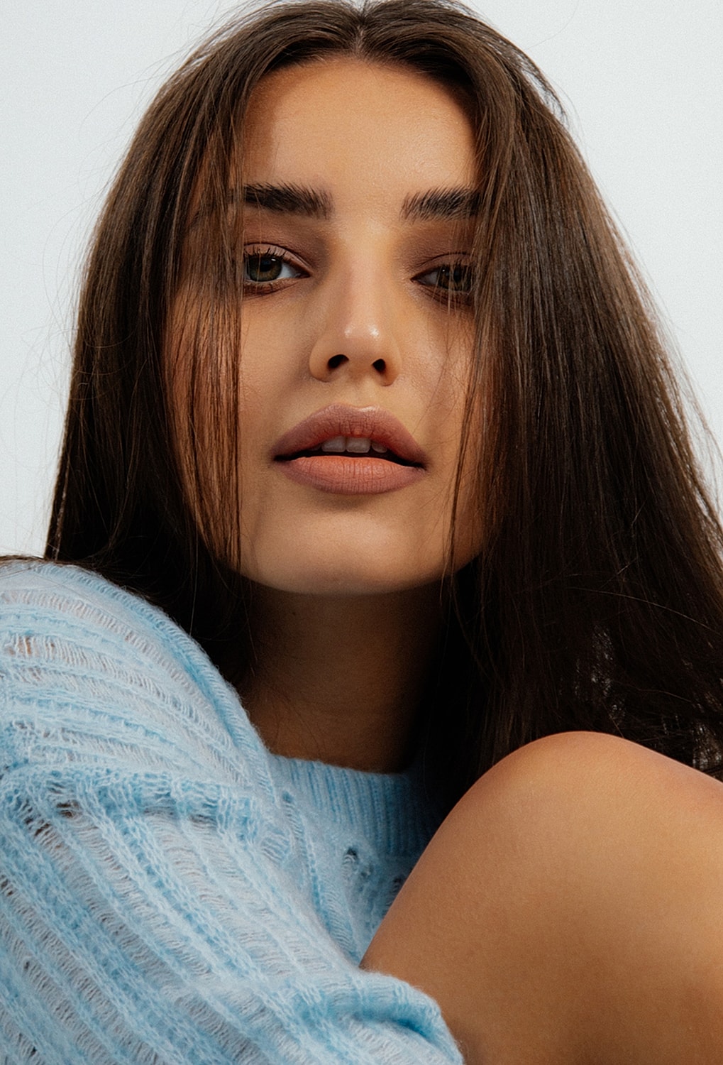 Smiling woman with soft makeup and natural beauty.